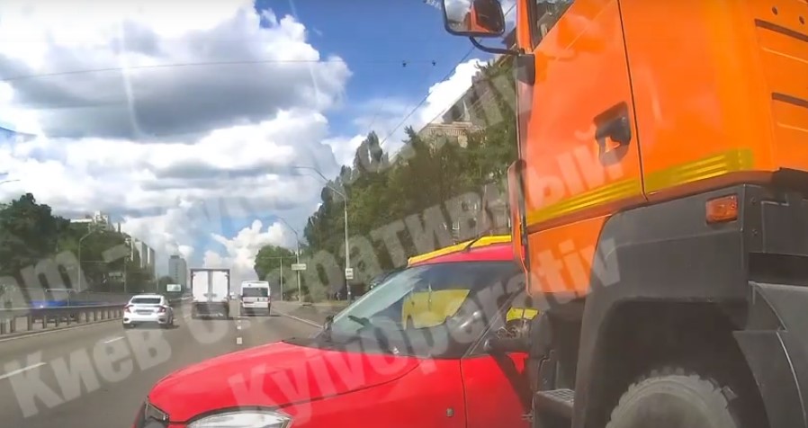 На Нивках в Киеве грузовик протаранил Skoda (ВИДЕО)