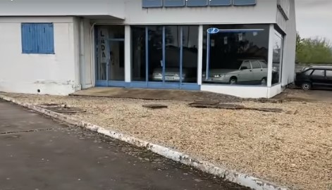 Во Франции нашли заброшенный автосалон LADA с гниющими авто