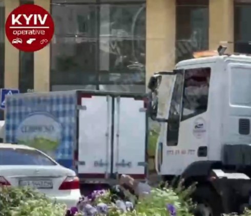 В центре Киеве хозяин Lexus ударил ножом водителя эвакуатора (ФОТО)