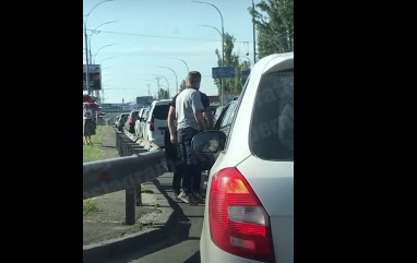 На Оболони в Киеве водители устроили разборки прямо на дороге (ВИДЕО)