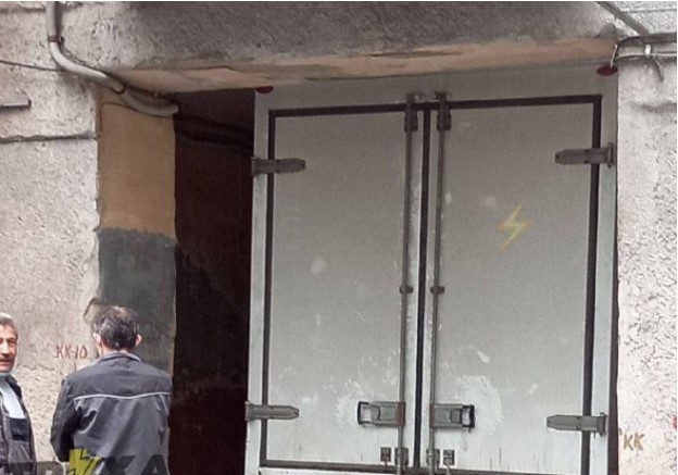 Не рассчитал габариты: в Харькове грузовик застрял в арке (ФОТО)