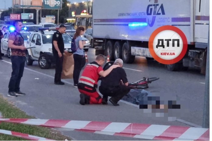 Появились видео гибели велосипедиста в страшном ДТП в Киеве