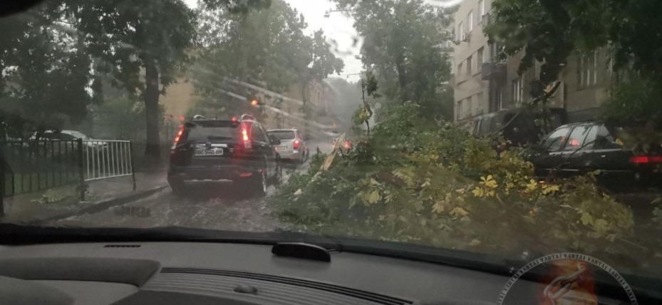 Буря во Львове наделала бед в городе (ФОТО, ВИДЕО)