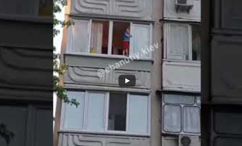На Троещине в Киеве ребенок разгуливал по карниз окна (ВИДЕО)
