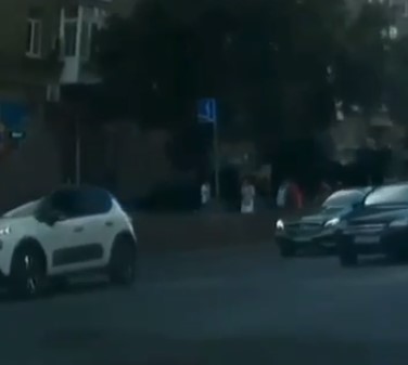 В Киеве на перекрестке увидели беспечного самокатчика (ВИДЕО)