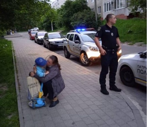 Во Львове мальчик на самокате умчался от мамы: пришлось вызвать полицию