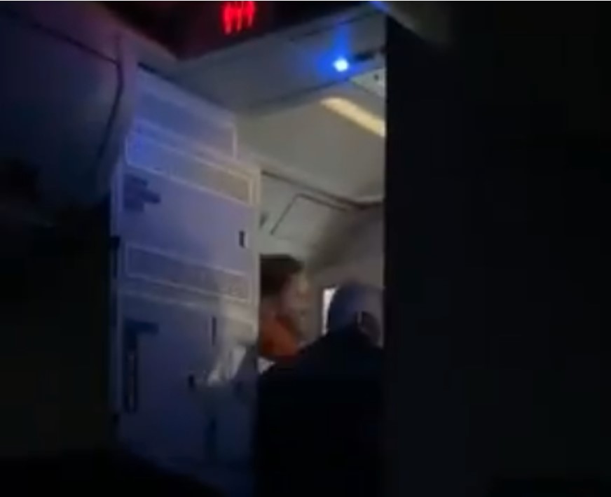 Пассажир во время рейса штурмовал дверь самолета