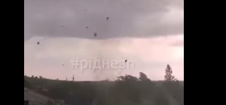 В Запорожской области карликовое торнадо надоело бед в селе (ВИДЕО)