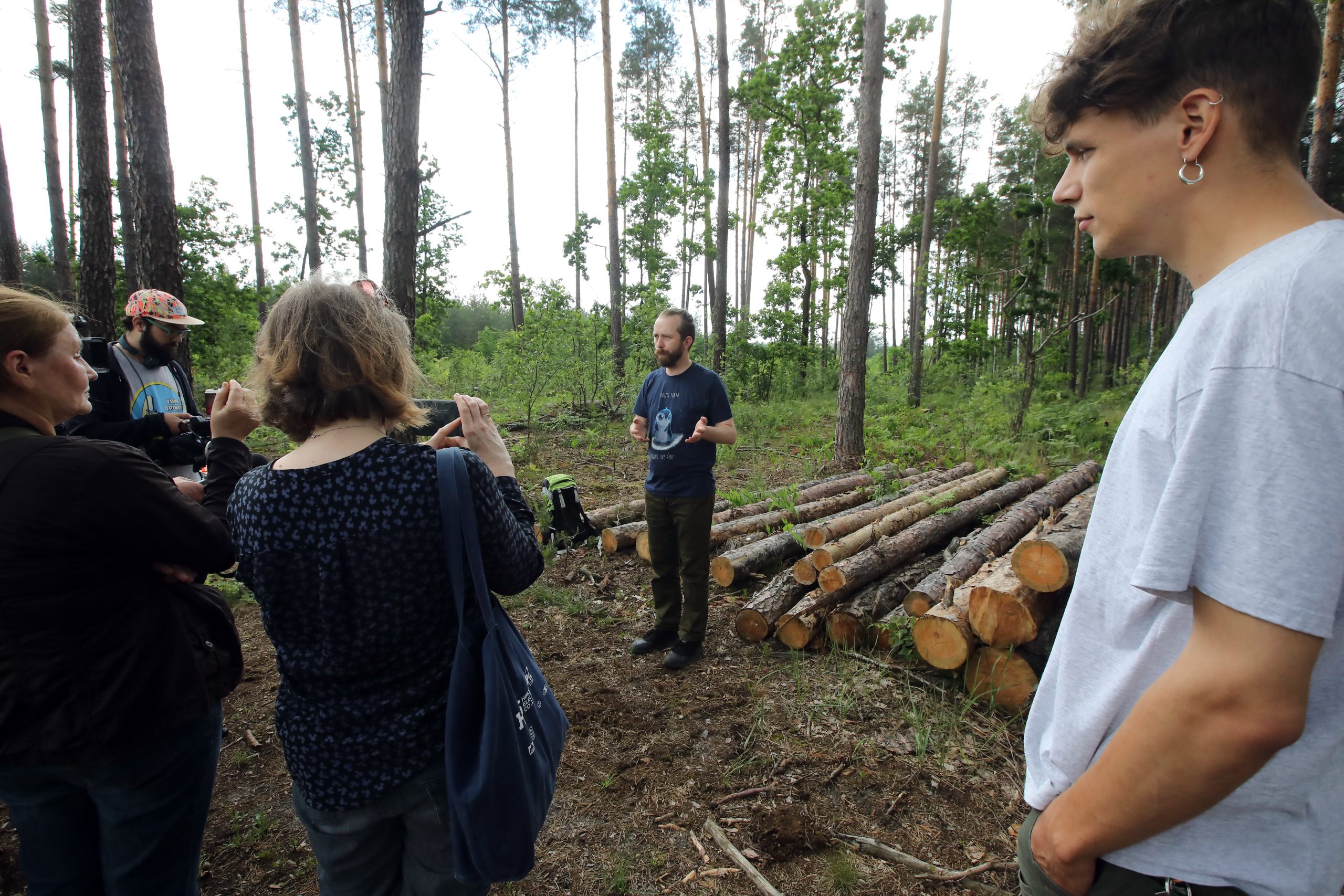 Журналистам показали как незаконно рубят леса