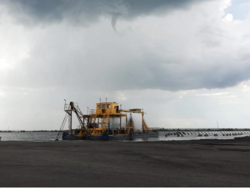 Жители Днепропетровской области увидели торнадо в грозовом облаке (ФОТО)