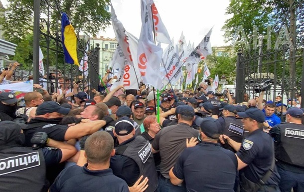 Протесты ФОПов в Киеве: под ОПУ произошли стычки (ВИДЕО)