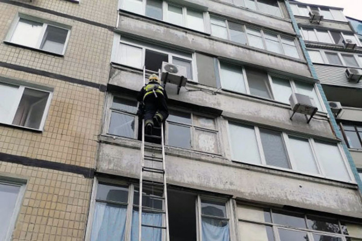 В Днепре спасатели эвакуировали женщину с балкона