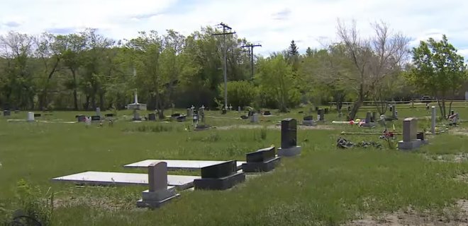 В Канаде возле школы-интерната нашли около сотни могил детей (ФОТО)