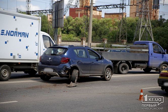 В Кривом Роге не поделили дорогу  Renault, Mazda и Skoda