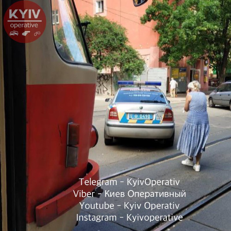 В Киеве полицейские стали «героями парковки»: заблокировали движение трамваев (ФОТО)