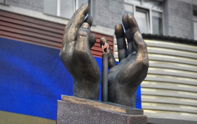 В Киеве открыли памятник врачам, погибшим от коронавируса (ФОТО)