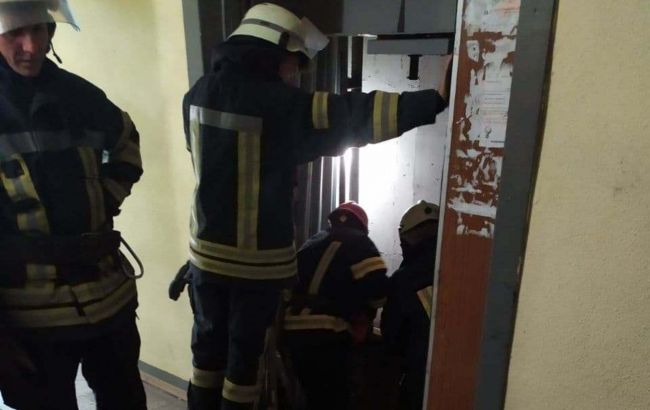 В лифте киевской многоэтажки застряла беременная: у женщины начались роды