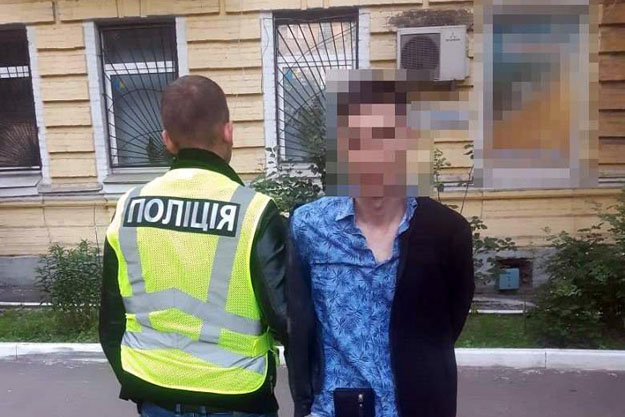 В Киеве иностранцы ограбили прохожего (ФОТО)