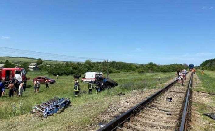 В Луганской области поезд сбил трактор (ФОТО)