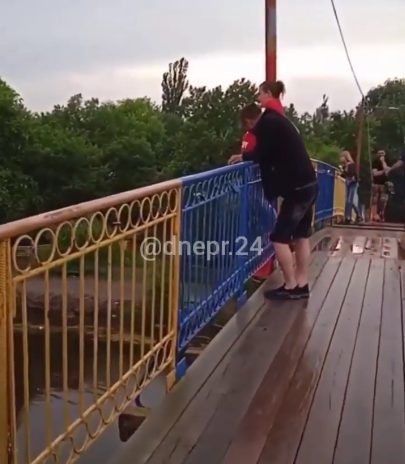 В Новомосковске пьяная девушка прыгнула с моста (ФОТО, ВИДЕО)