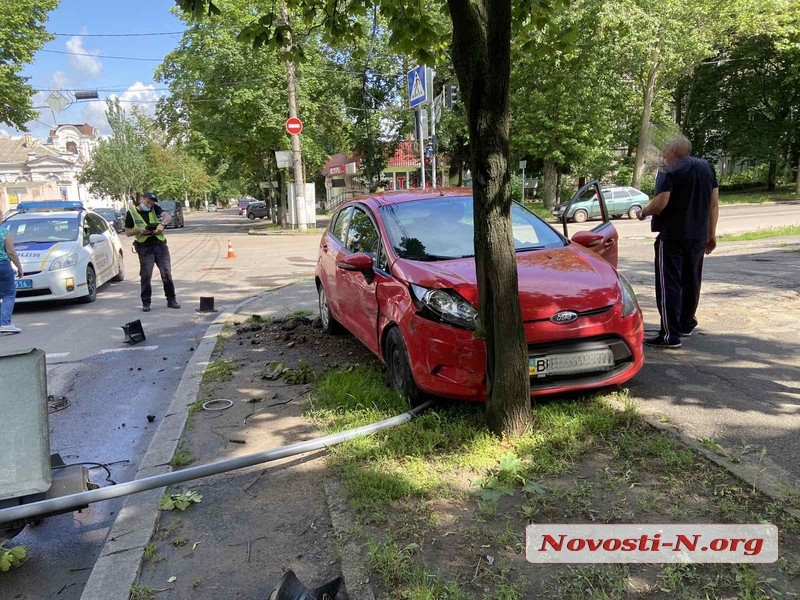 В Николаеве Ford после столкновения с ВАЗ врезался в дерево (ФОТО)