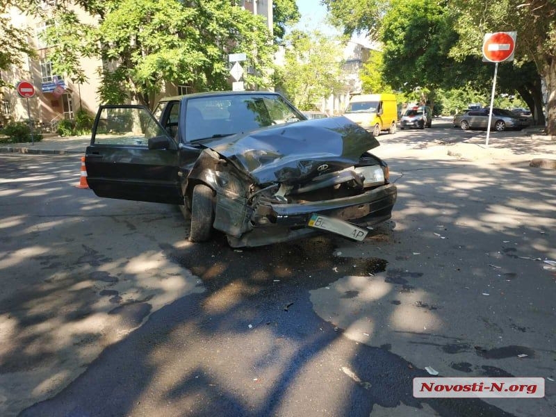 В Николаеве на перекрестке столкнулись Audi и ВАЗ: есть пострадавшие (ФОТО)
