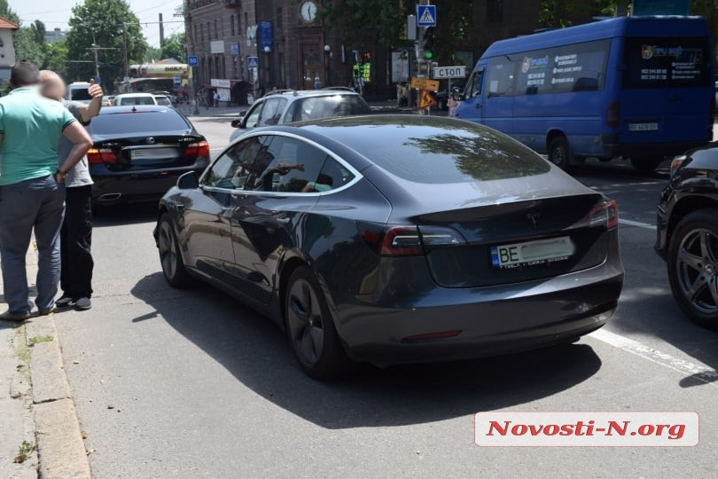 В Николаеве столкнулись Tesla и Lexus (ФОТО)