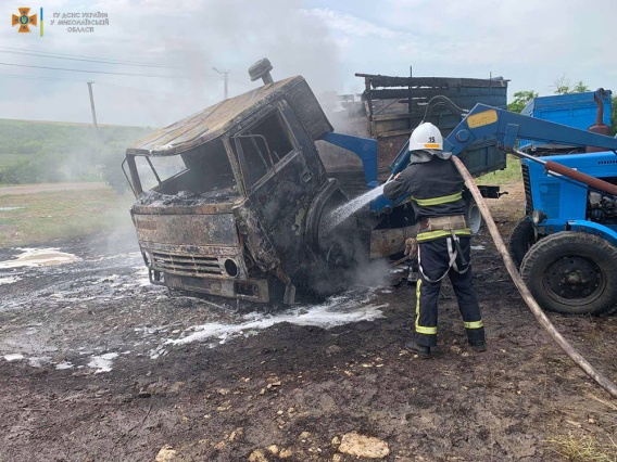 В Николаевской области горела фура: водителя госпитализировали (ФОТО)