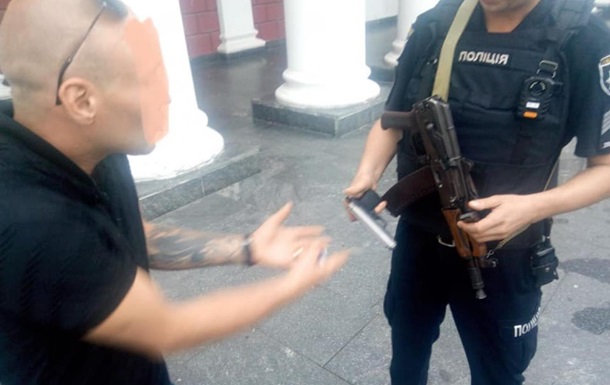 В Одессе мужчина открыл стрельбы возле мэрии (ФОТО)