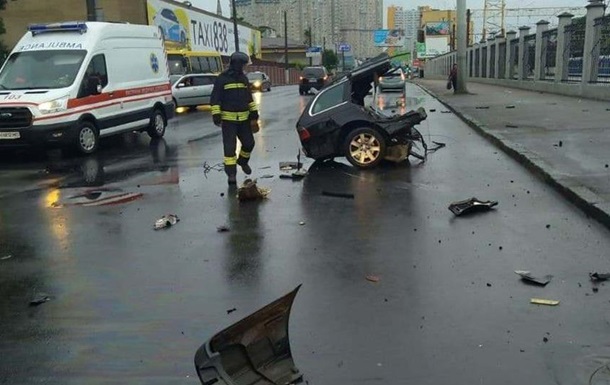 В Одессе об столб разбился BMW: запчасти разметало по дороге (ФОТО, ВИДЕО)