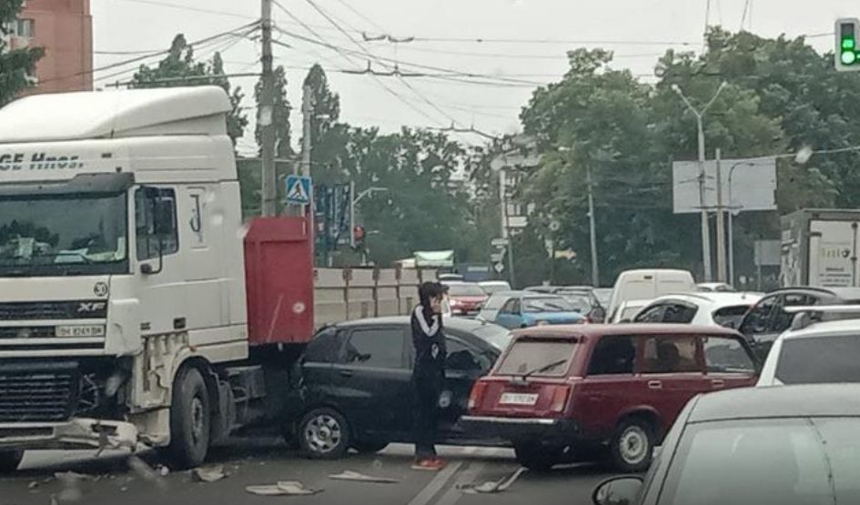 В Полтаве столкнулись несколько авто (ФОТО, ВИДЕО)
