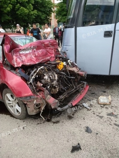 В Приморске пьяный водитель врезался в автобус с детьми (ФОТО)