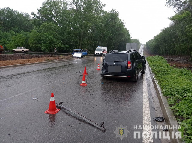 В Изюме «ВАЗ» врезался в машину, водитель бежал (ФОТО)