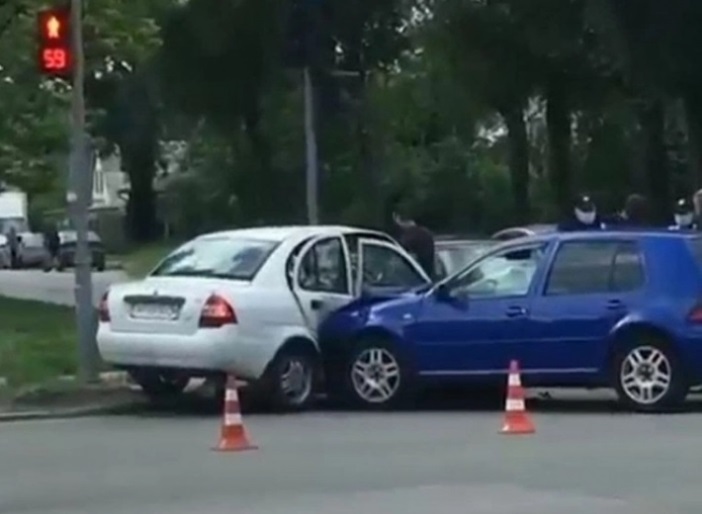 В Запорожье произошло два ДТП: пострадавших госпитализировали (ФОТО, ВИДЕО)