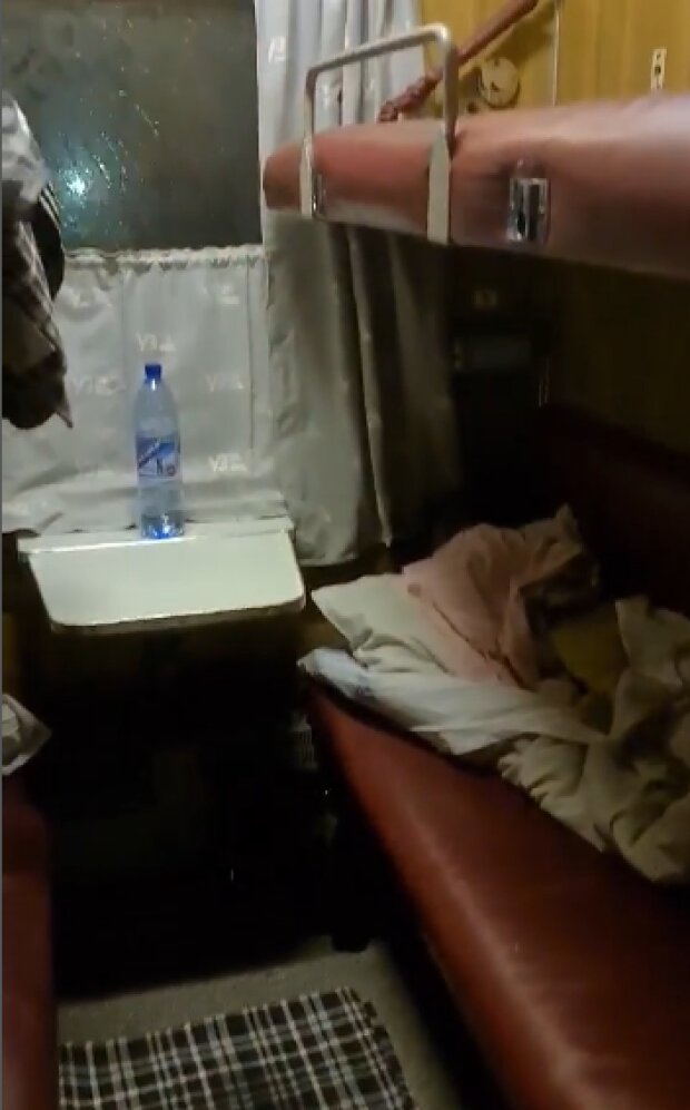 В поезде Львов-Мариуполь «пошел дождь»: пассажиры в ярости (ФОТО, ВИДЕО)