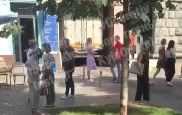 В центре Киева грузовик застрял под аркой (ФОТО, ВИДЕО)