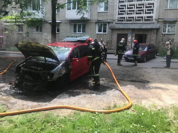 Во Львове посреди улицы вспыхнули автомобили (ФОТО)
