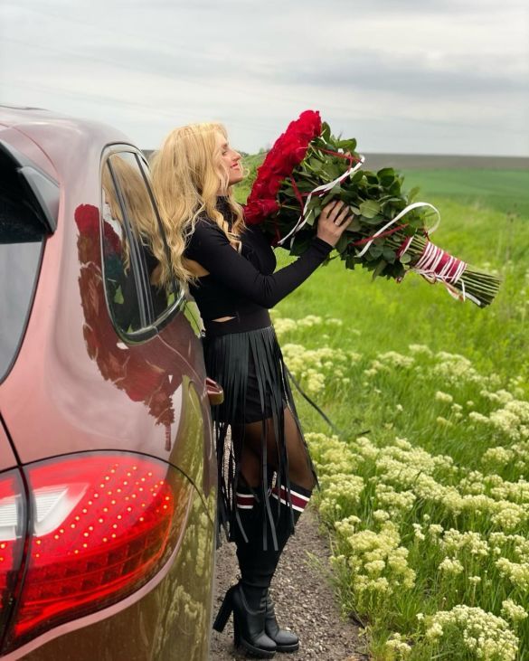 Ирина Федишин с розами позировала у дороги (ФОТО, ВИДЕО)