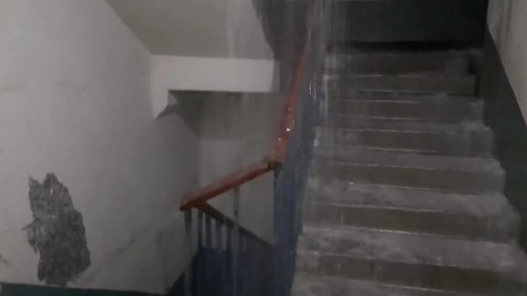 Ливни в Запорожье: лестницы многоэтажки превратились в «водопад»