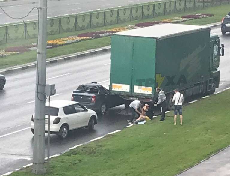 В Харькове Renault врезался в стоящую фуру (ФОТО, ВИДЕО)