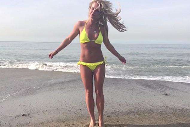 Бритни Спирс в бикини отдохнула на пляже (ВИДЕО)