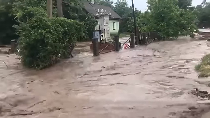 На Буковине мощный ливень нанес вред 17 селам