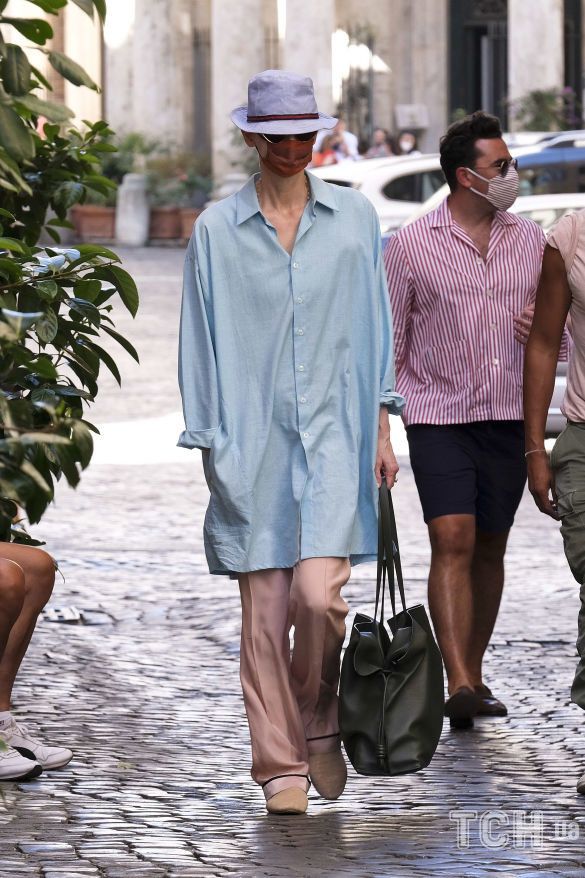 Шляпа, очки и маска: Тильда Суинтон «тайно» гуляла по улицаи Рима