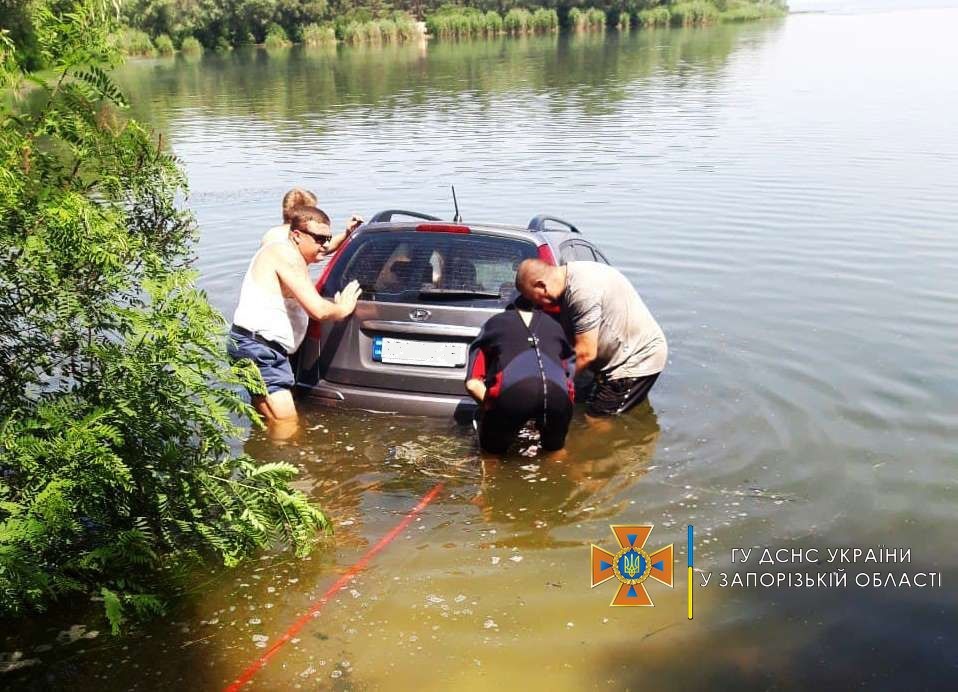 В Энергодаре авто утонуло в водоеме (ФОТО)