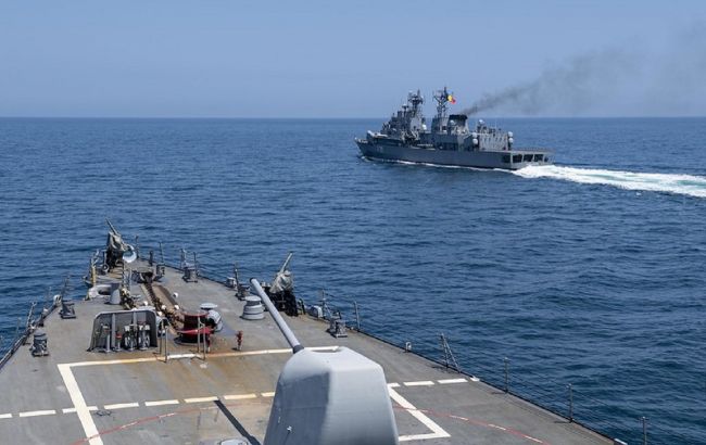 Ракетный эсминец США покидает акваторию Черного моря (ФОТО)