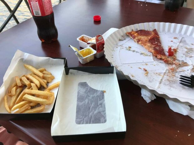 «Хоть не в газете»: пиццерия отправила клиенту еду без тарелки (ФОТО)