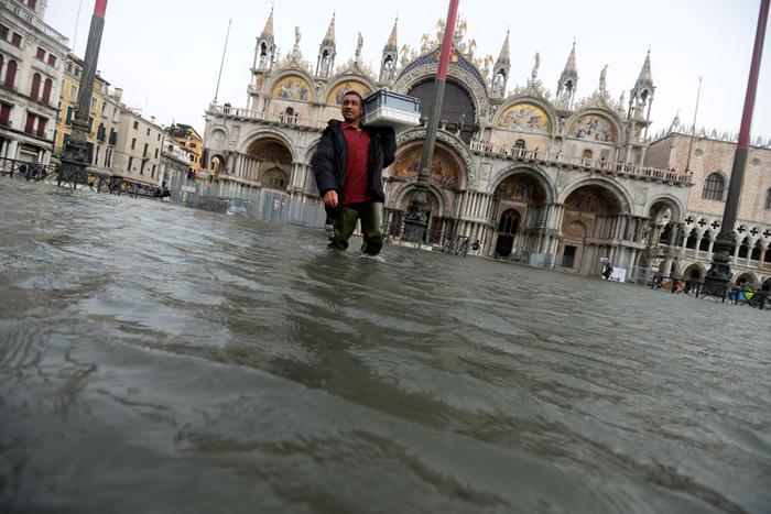 Италию затопило: эвакуировали детсад в Риме