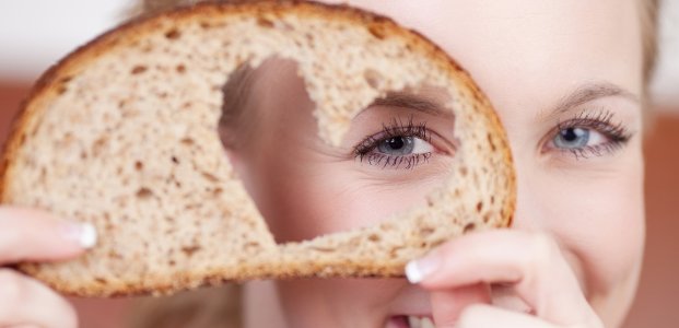 Врачи назвали симптомы, при которых лучше отказаться от хлеба