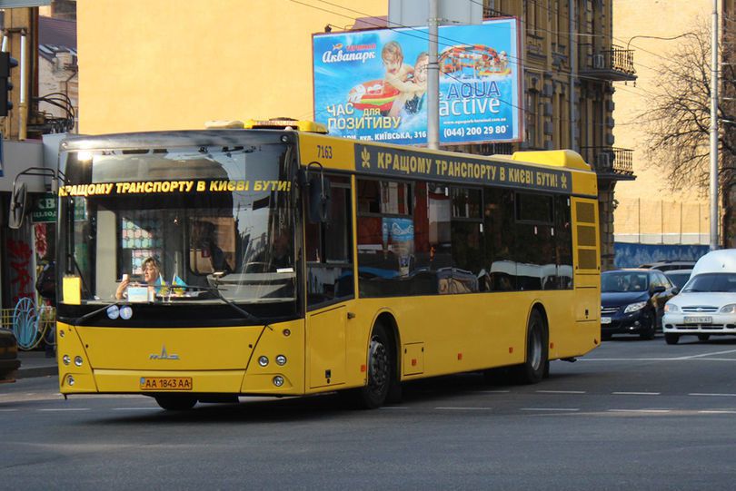 В Киеве девушка в купальнике проехалась в автобусе (ВИДЕО)