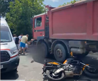 Во Львове мотоциклист влетел под грузовик и погиб (ВИДЕО)